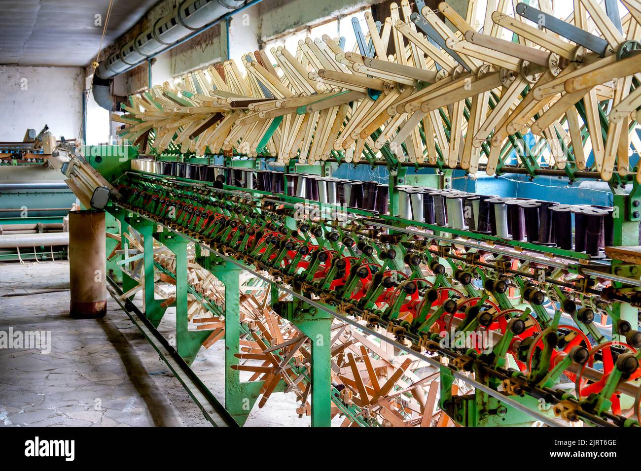 Vecchia unione sovietica abbandonata la tessitura della seta in fabbrica Basqal, Azerbaigian Foto Stock