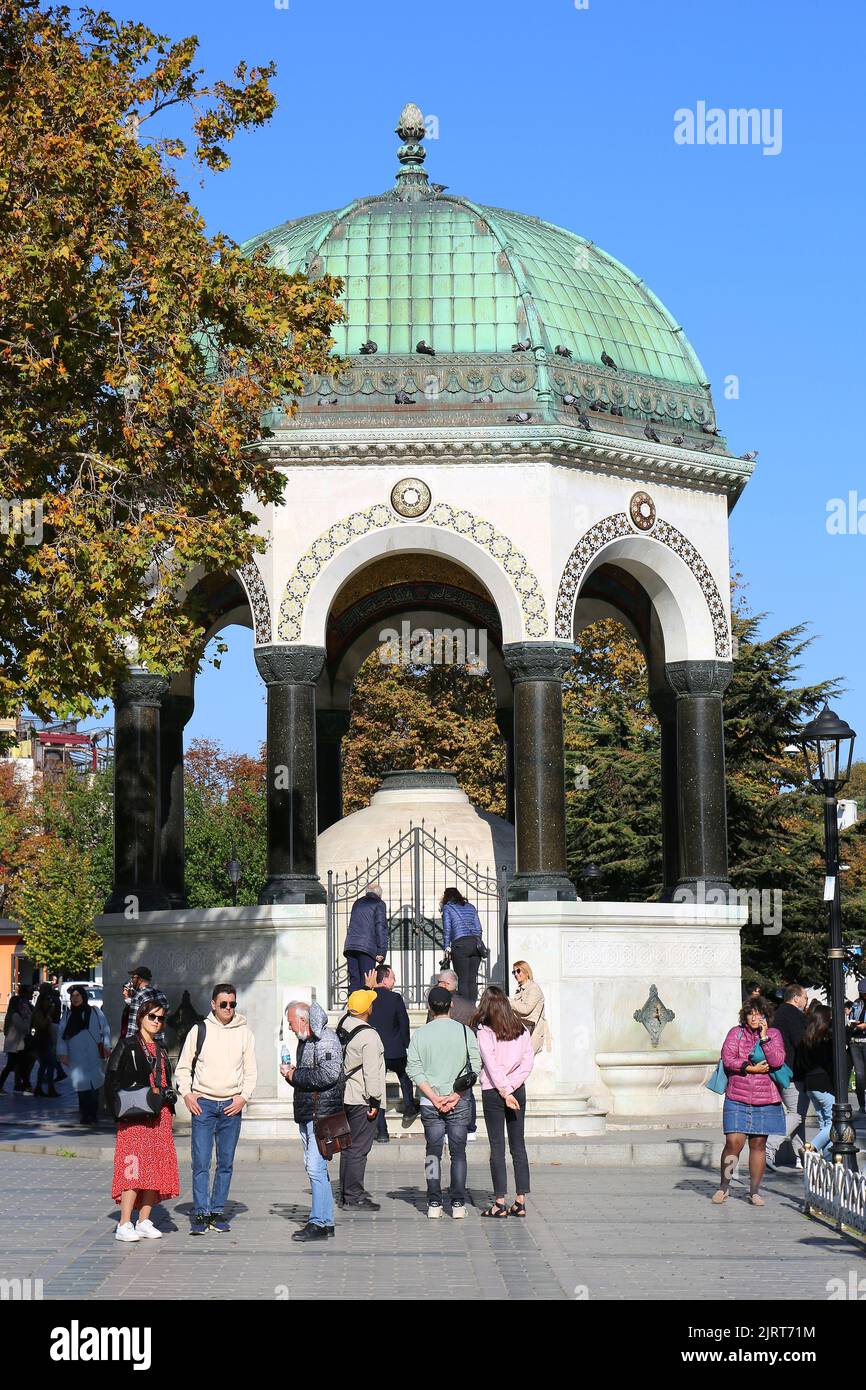 ISTANBUL, TURCHIA-OTTOBRE 30:turisti non identificati in visita alla Fontana tedesca in Piazza Sultanahmet.Ottobre 30,2021 a Istanbul, Turchia Foto Stock