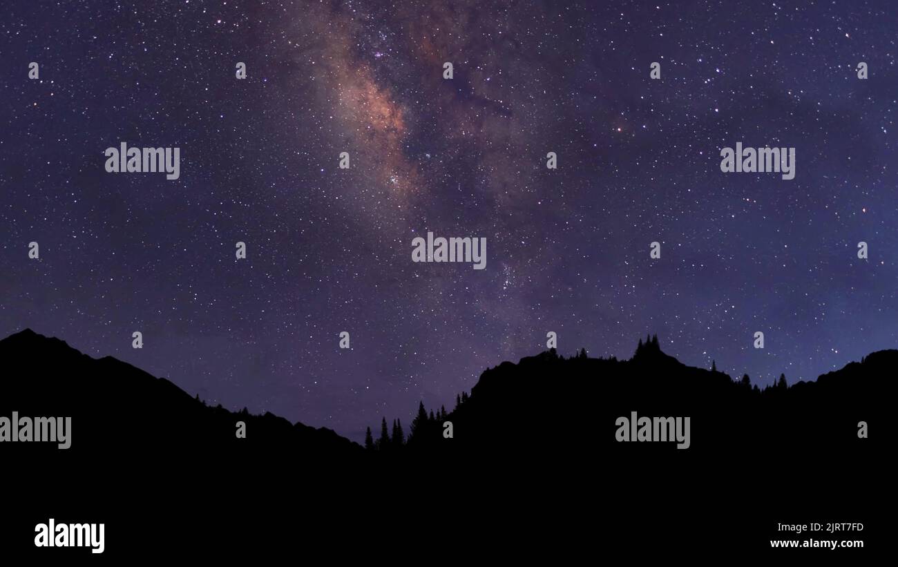 La galassia della Via Lattea che si sposta sulla cresta di montagna. Notte sfondo stellato. illustrazione 3d. Foto Stock