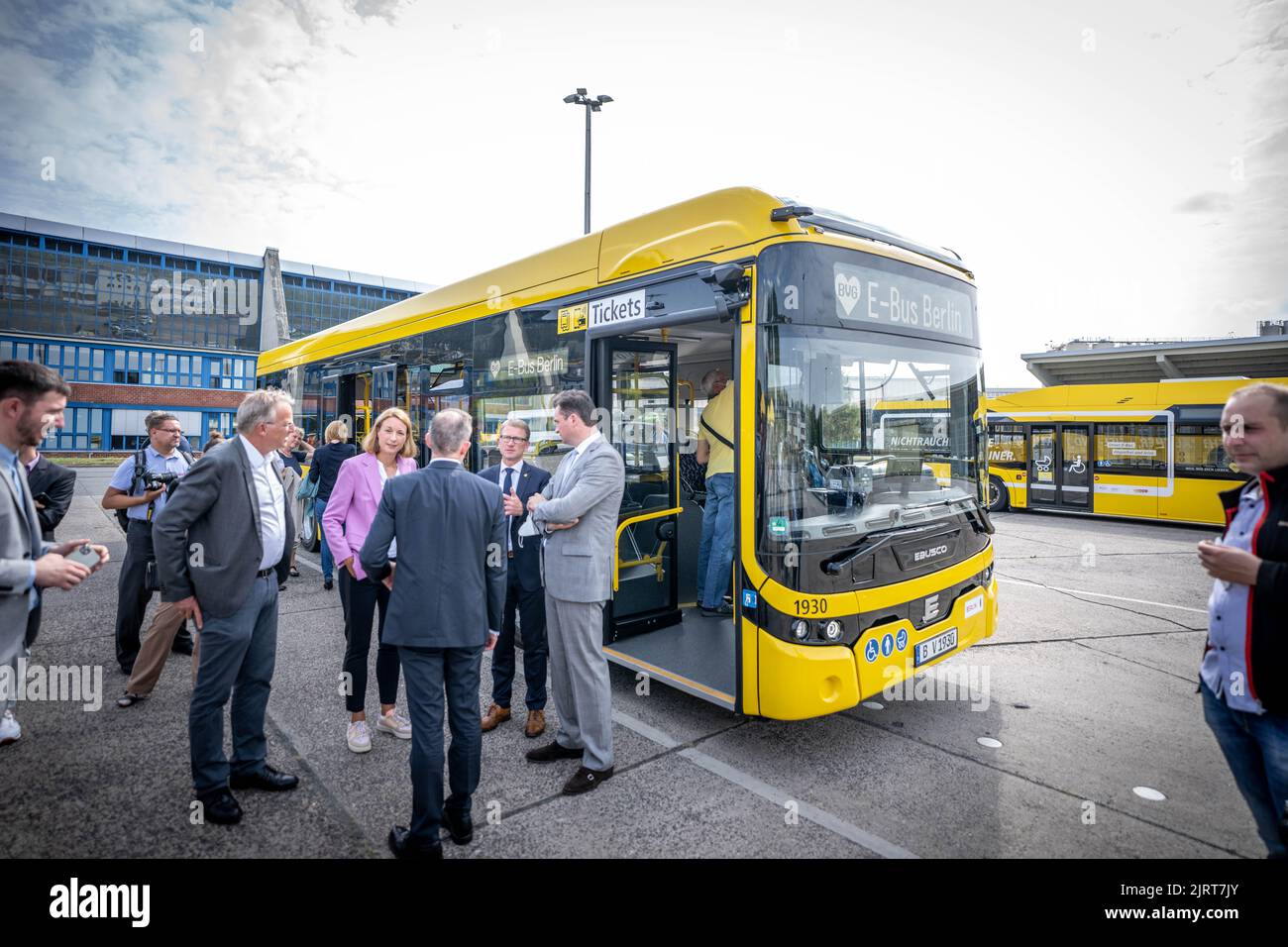 Berlino, Germania. 26th ago, 2022. Un nuovo bus elettrico del costruttore olandese Ebusco, preso alla presentazione del nuovo tipo di bus elettronico Ebusco 2,2 del Berliner Verkehrsbetriebe presso il deposito BVG Indira-Gandhi-Straße. Credit: Michael Kappeler/dpa/Alamy Live News Foto Stock