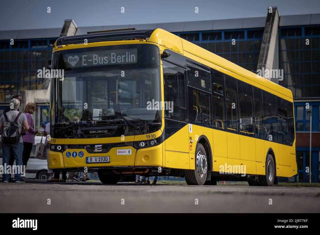 Berlino, Germania. 26th ago, 2022. Un nuovo bus elettrico del costruttore olandese Ebusco, preso alla presentazione del nuovo tipo di bus elettronico Ebusco 2,2 del Berliner Verkehrsbetriebe presso il deposito BVG Indira-Gandhi-Straße. Credit: Michael Kappeler/dpa/Alamy Live News Foto Stock