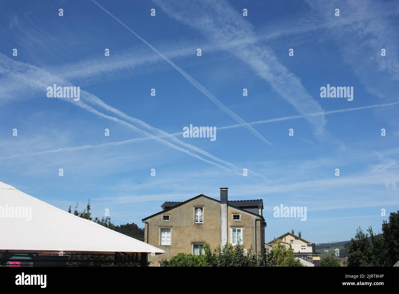 cielo con un sacco di piste da sci sopra una casa in campagna Foto Stock