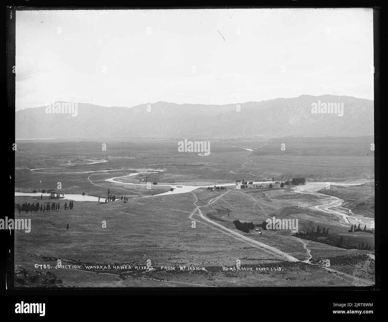 Incrocio tra i fiumi Wanaka e Hawea, da Mount Iron, Nuova Zelanda, con Muir & Moodie. Foto Stock