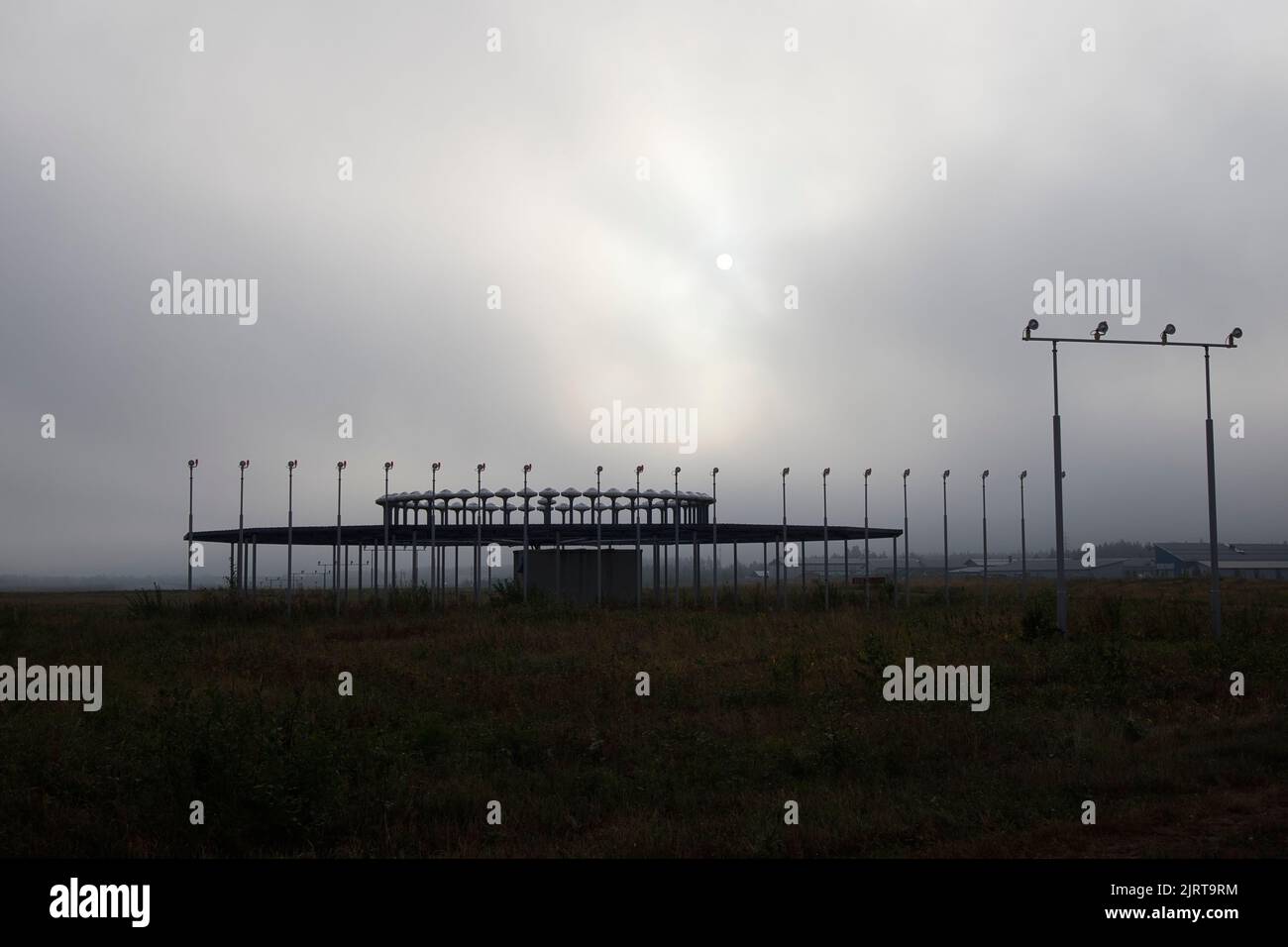 la pista dell'aeroporto si illumina contro il cielo nuvoloso Foto Stock