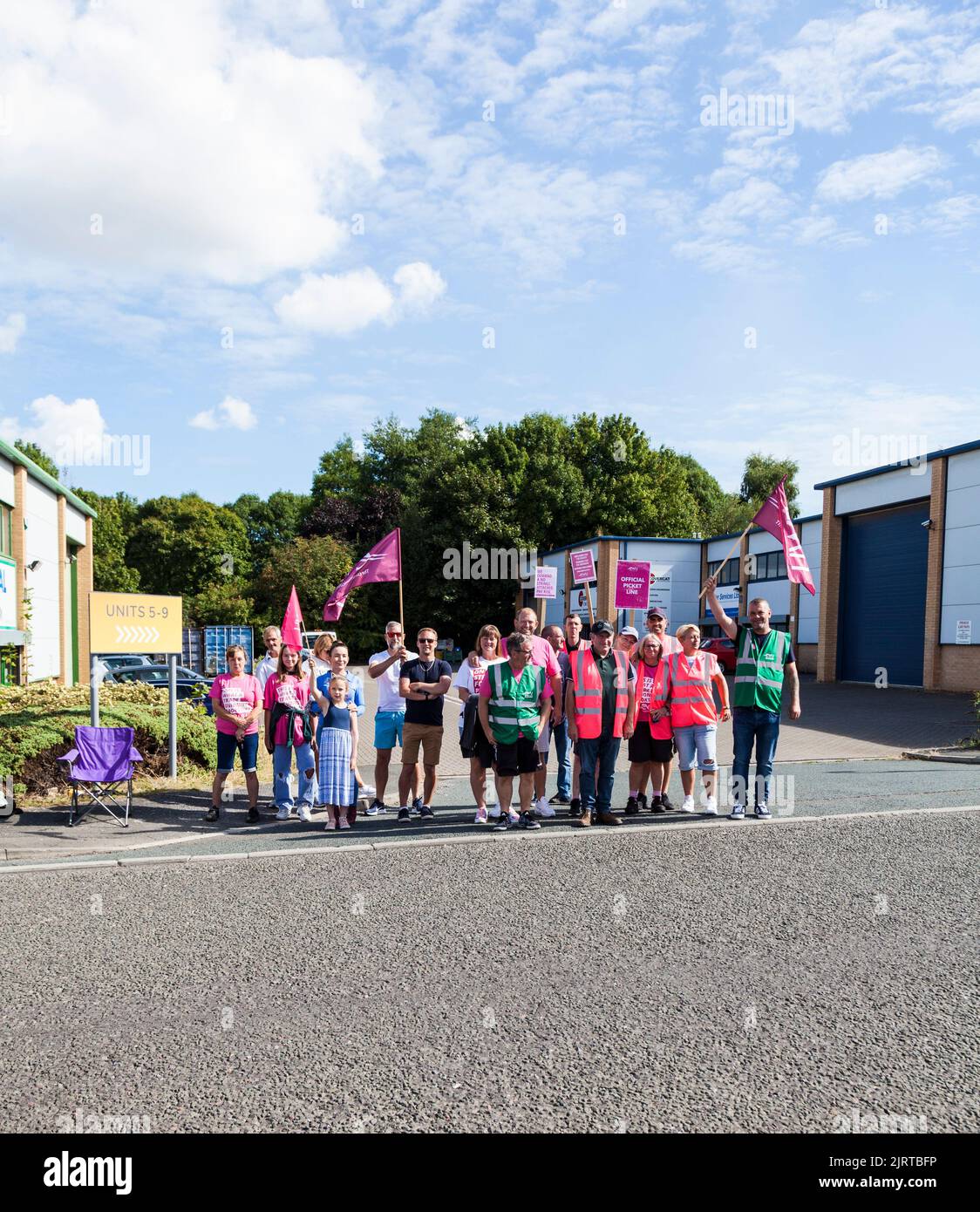 Stockton on Tees, Regno Unito. 26th agosto 2022. I membri della Communication Workers Union (CWU) presiegono la linea di picket di sciopero al di fuori del deposito locale Royal Mail a sostegno di un aumento delle retribuzioni. David Dixon/Alamy Foto Stock