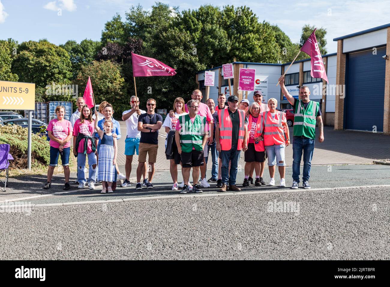 Stockton on Tees, Regno Unito. 26th agosto 2022. I membri della Communication Workers Union (CWU) presiegono la linea di picket di sciopero al di fuori del deposito locale Royal Mail a sostegno di un aumento delle retribuzioni. David Dixon/Alamy Foto Stock