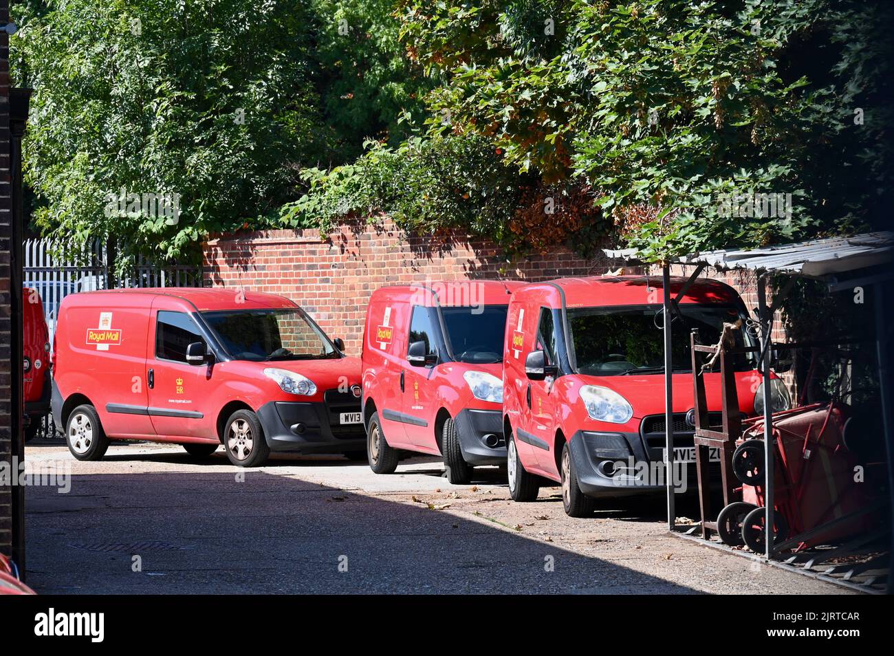 Kent, Regno Unito. Furgoni dell'ufficio postale. I lavoratori della posta reale hanno continuato lo sciopero oggi in una disputa sulla retribuzione. L'azione è organizzata dalla Communication Workers Union (CWU) e riguarda circa 115.000 dipendenti. Credit: michael melia/Alamy Live News Foto Stock