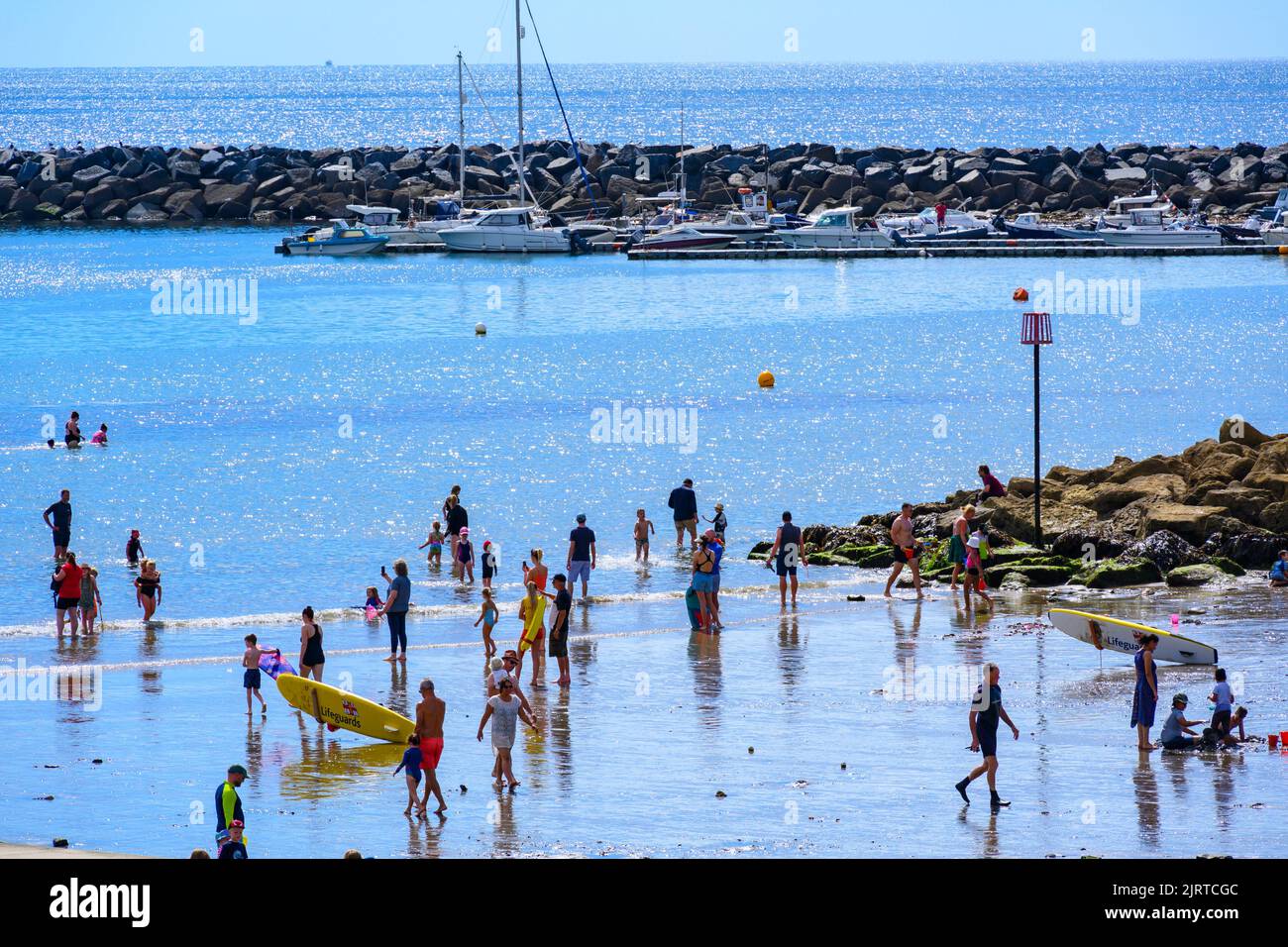 Lyme Regis, Dorset, UK. 26th ago, 2022. UK Weather: Vacanze e i bagnanti si riversano sulla spiaggia affollata presso la stazione balneare di Lyme Regis per crogiolarsi al sole caldo e bruciante mentre il tempo estivo ritorna in tempo per il weekend di agosto. Credit: Celia McMahon/Alamy Live News Foto Stock