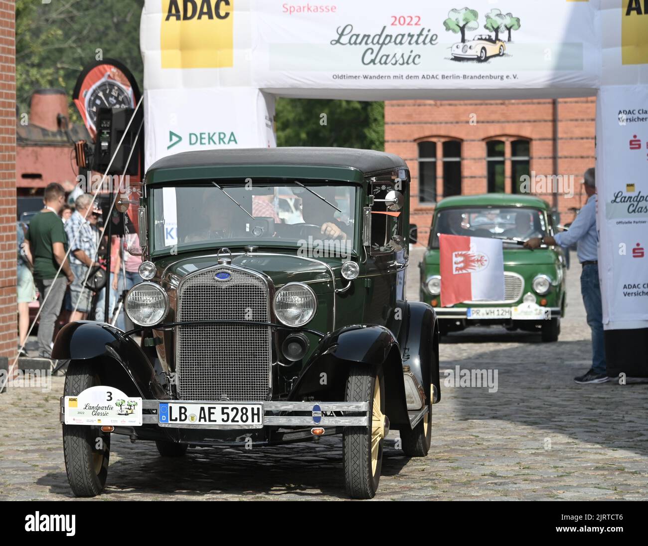 Nauen, Germania. 26th ago, 2022. Una Ford modello A Tudor (costruita nel 1928 con un motore da 40 cv e 3,3 litri) parte dall'ADAC Landpartie Classic sulla tenuta Stober. Circa 100 auto classiche di 33 produttori si sono spente su un'auto classica che attraversa la regione di Havelland. Credit: Bernd Settnik/dpa/Alamy Live News Foto Stock