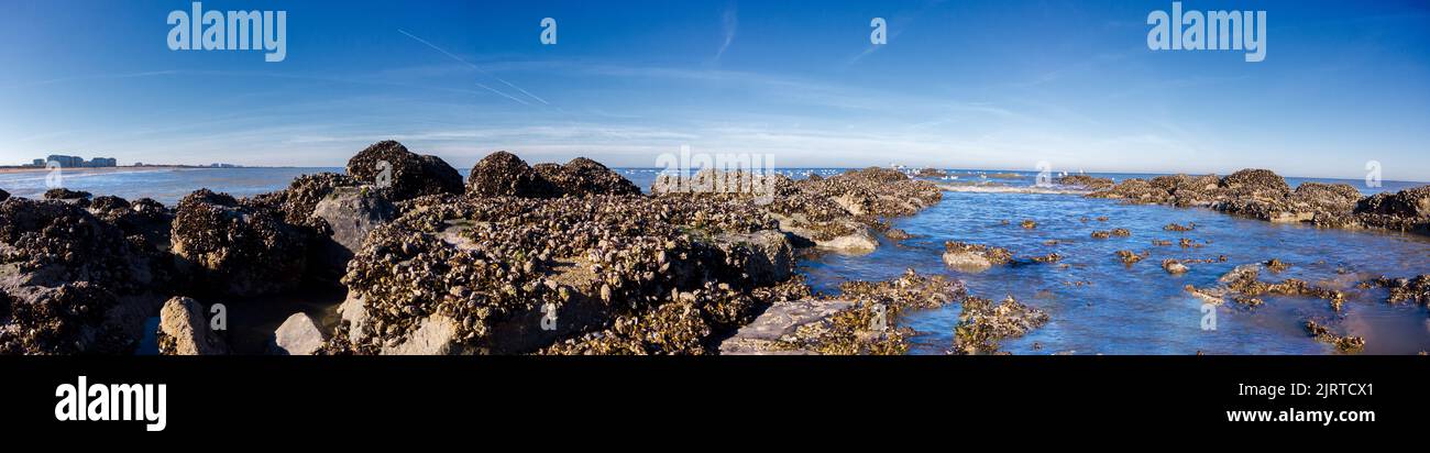 Vista panoramica a basso angolo di un frangiflutti al Northsea Foto Stock