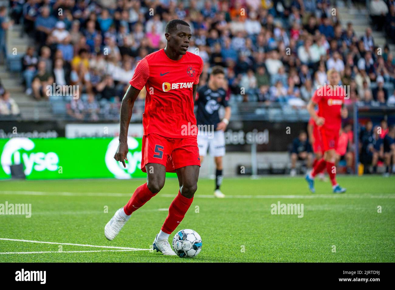 Stavanger 20220825.FCSB Joyskim Dawa in azione durante la partita tra Viking e FCSB dalla Romania nel playoff per la Conference League nel calcio alla SR-Bank Arena. Foto: Carina Johansen / NTB Foto Stock