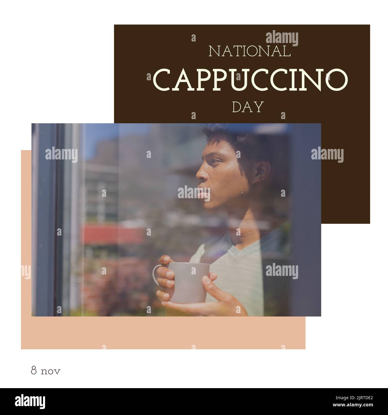 Giorno nazionale del cappuccino e 8 novembre testo sopra l'uomo afroamericano che tiene la tazza visto attraverso la finestra Foto Stock