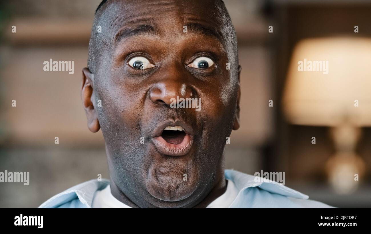 Ritratto sorpreso africano americano etnia gioiosa emotivo uomo d'affari 50s maschio consumatori tocca faccia a mano sentire felicità trionfo buon shock Foto Stock