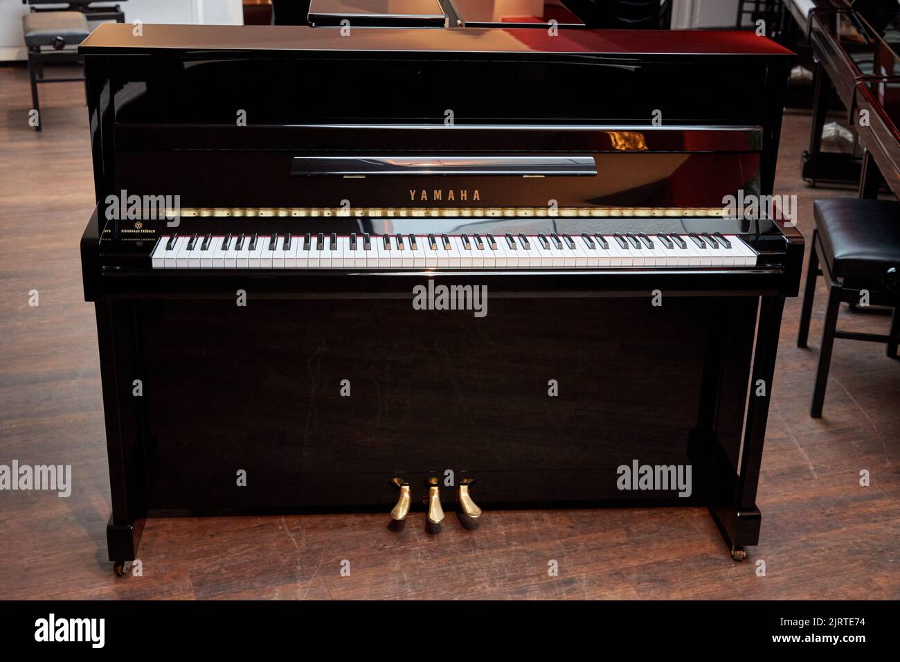 25 agosto 2022, Amburgo: Vista di uno dei 15 pianoforti da donare per celebrare il 150th° anniversario della Pianohaus Trübger. La piano house è una delle ultime case pianistiche che non rappresenta un solo marchio. (A dpa 'Pianohaus Trübger dà via 15 pianoforti per celebrare il 150th ° anniversario') Foto: Georg Wendt/dpa Foto Stock