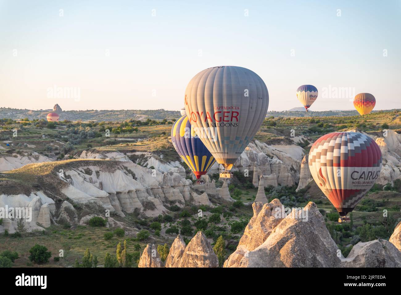 Mongolfiere galleggianti all'alba a Goreme, Turchia Foto Stock