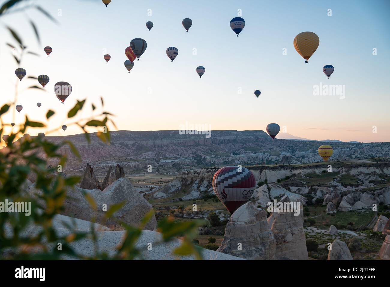 Mongolfiere galleggianti all'alba sopra la valle di Chimney a Goreme, Turchia Foto Stock