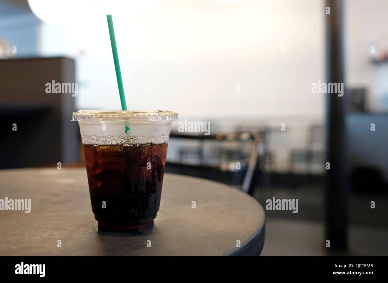 Focalizzazione selettiva su un caffè freddo con il caffè luminoso sullo sfondo Foto Stock