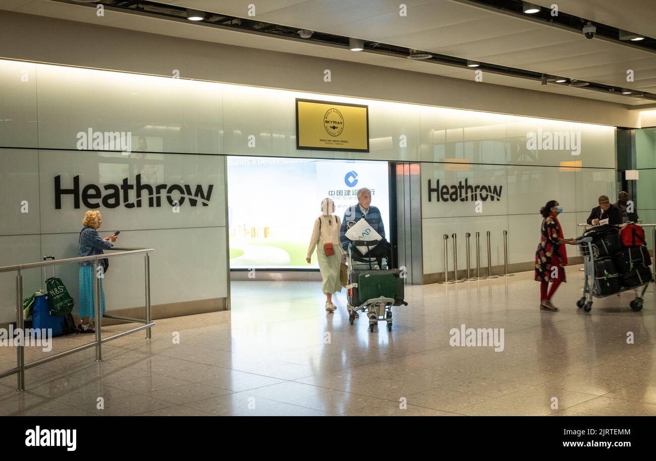 I passeggeri internazionali arrivano all'aeroporto Heathrow di Londra, Terminal due. Foto Stock