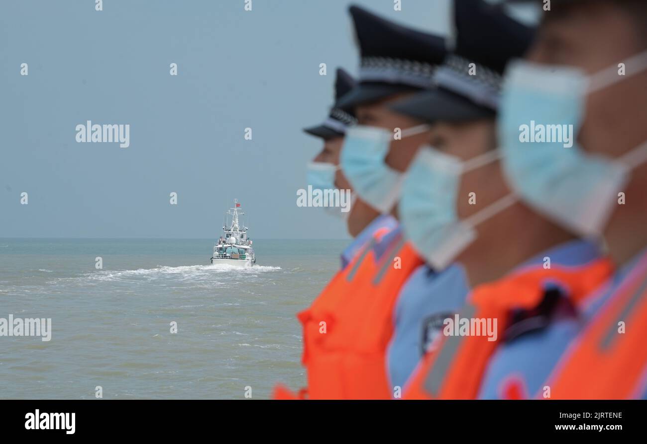 DONGYING, CINA - 26 AGOSTO 2022 - poliziotti in servizio durante una crociera nella città di Dongying, provincia di Shandong, Cina, 26 agosto 2022. Shandong Dongying Entr Foto Stock