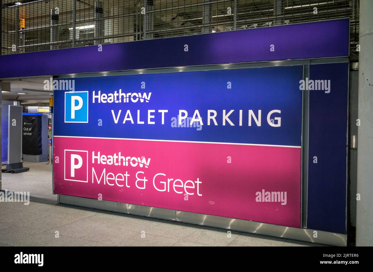 Un grande cartello che indica le indicazioni per il servizio di parcheggiatore e servizio di accoglienza all'aeroporto Heathrow di Londra, Terminal due. Foto Stock
