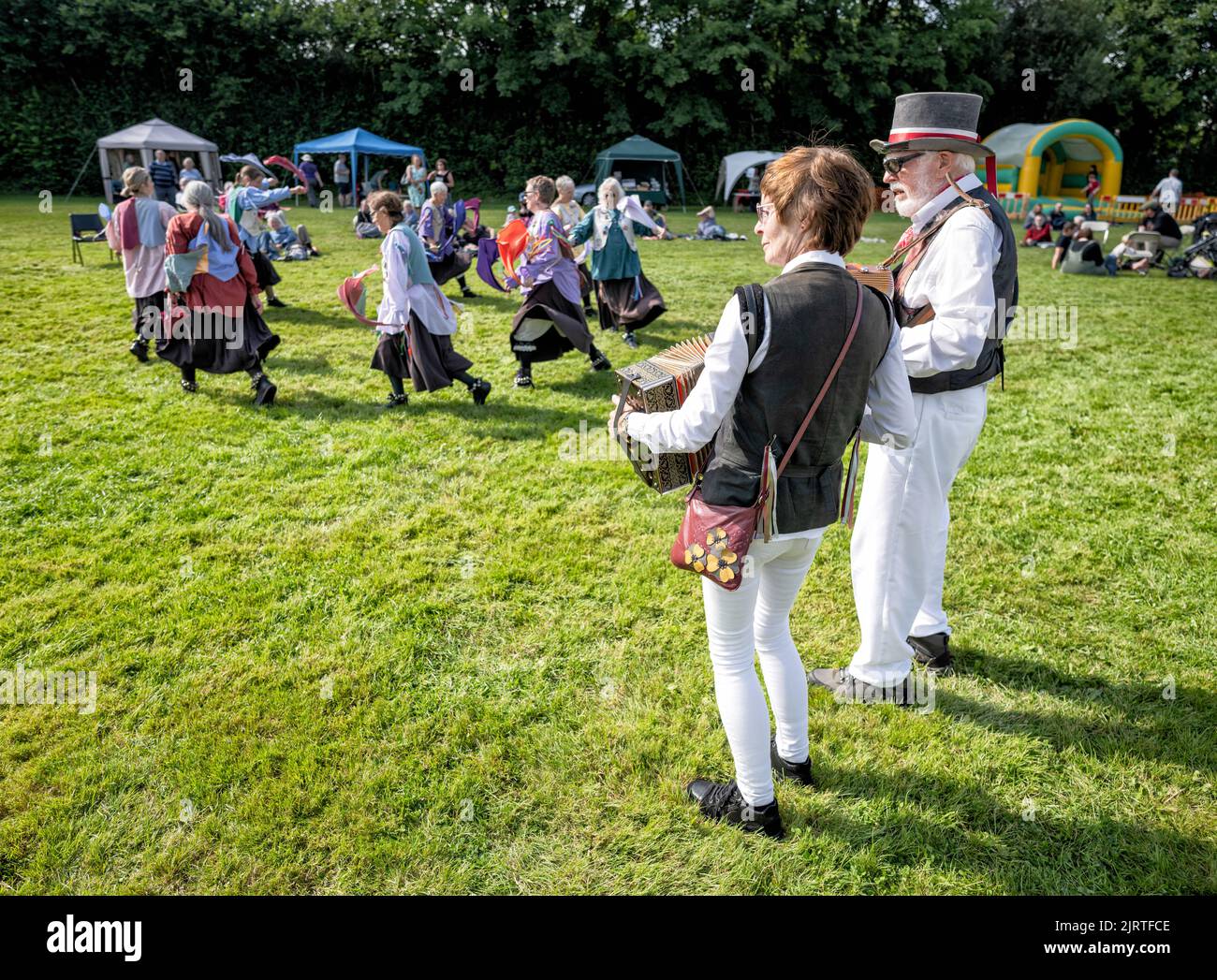 I musicisti suonano brani popolari tradizionali per il gruppo di danza Morris "Cogs and Wheels" al South Zeal, Devon, Regno Unito. Foto Stock