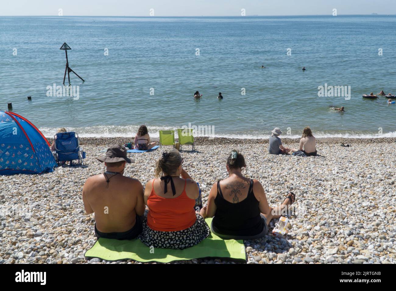 UK Weather, East Wittering, 26 agosto 2022: Sole sulla spiaggia e acqua molto calma nel Sussex occidentale fare una buona crostata per il fine settimana di vacanza della banca di agosto per famiglie, bagnanti, nuotatori e pagaia. Le spiagge del Sussex occidentale non hanno sofferto degli scarichi di acque reflue che il Sussex orientale ha recentemente. Anna Watson/Alamy Live News Foto Stock