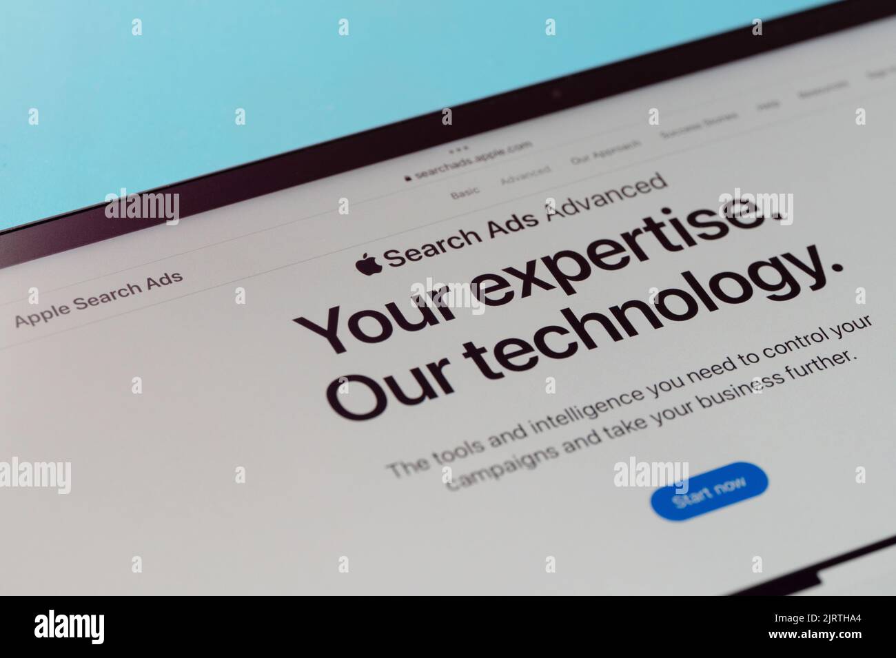 New york, USA - 20 agosto 2022: Effettuare una nuova ricerca Apple Annunci campagna avanzata sullo schermo del tablet macro vista ravvicinata su sfondo blu Foto Stock