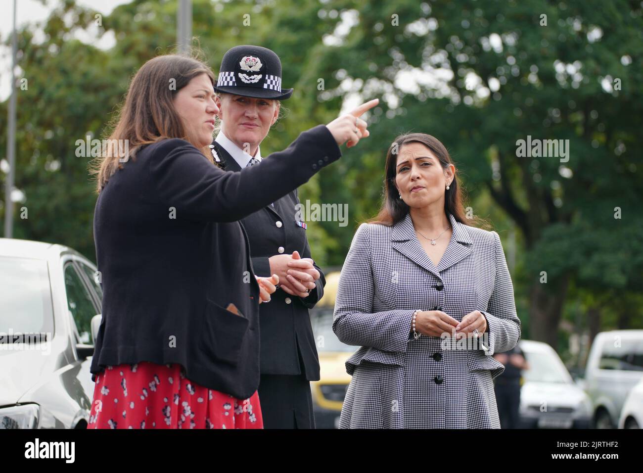 Il segretario di casa Priti Patel (a destra) visita la scena a Kingsheath Avenue, Knotty Ash, Liverpool, dove il nove anni Olivia Pratt-Korbel è stato ucciso il lunedì sera. Data immagine: Venerdì 26 agosto 2022. Foto Stock