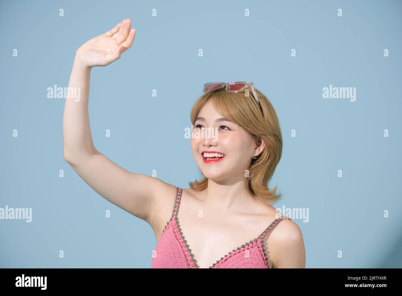 Primo piano foto di signora piuttosto ottimista alzando le mani in su avendo libertà libera ispirazione isolato sfondo blu Foto Stock