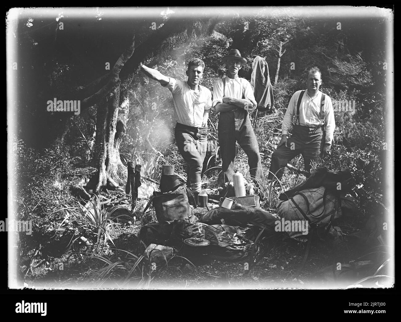 Un riposo e ristoro presso la linea del legno sul Monte L'acqua di Dundas. È disponibile vicino a questo spit , 05 marzo 1927, Tararua Range, da Leslie Adkin. Dono della tenuta di famiglia G. L. Adkin, 1964. Foto Stock