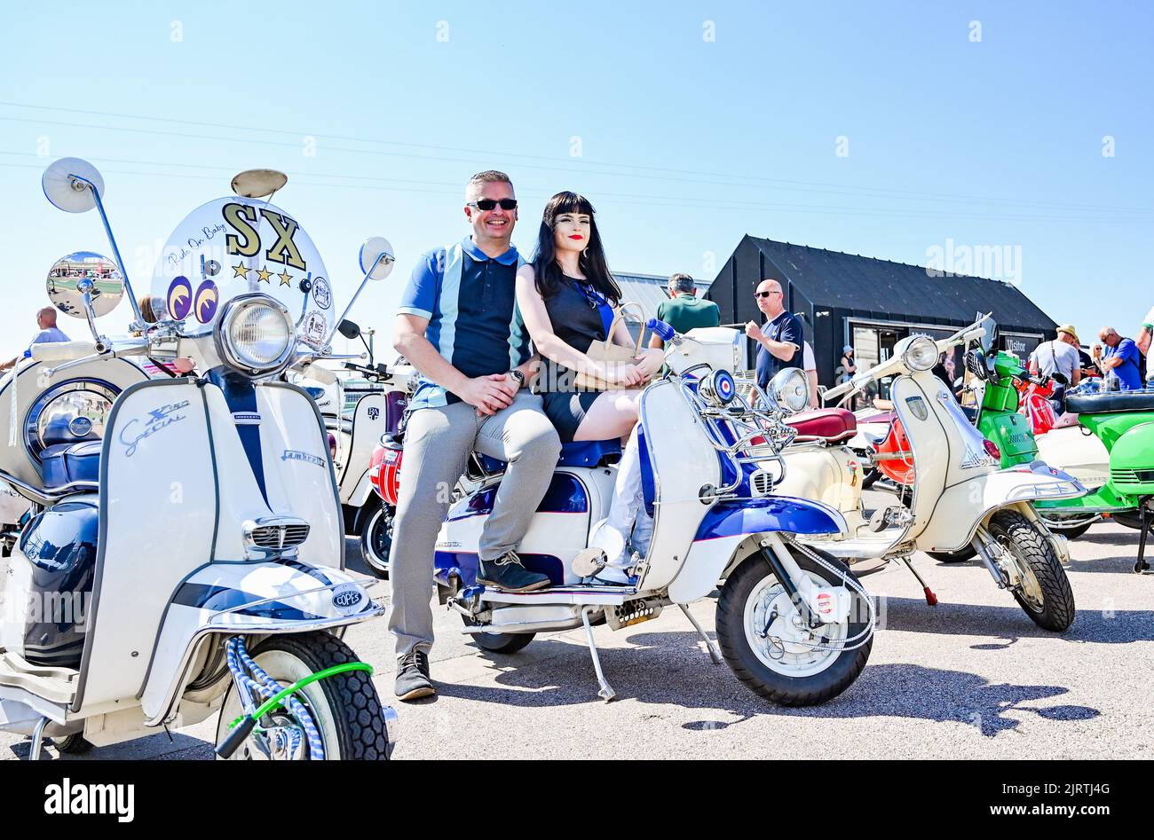 Brighton UK 26th agosto 2022 - i Mods iniziano ad arrivare a Brighton in una bella giornata di sole per il loro evento annuale del Mod Weekend che si svolge in questo prossimo fine settimana di agosto Bank Holiday : Credit Simon Dack / Alamy Live News Foto Stock Brighton UK 26th agosto 2022 - i Mods iniziano ad arrivare a Brighton in una bella giornata di sole per il loro evento annuale del Mod Weekend che si svolge in questo prossimo fine settimana di agosto Bank Holiday : Credit Simon Dack / Alamy Live News Foto Stock