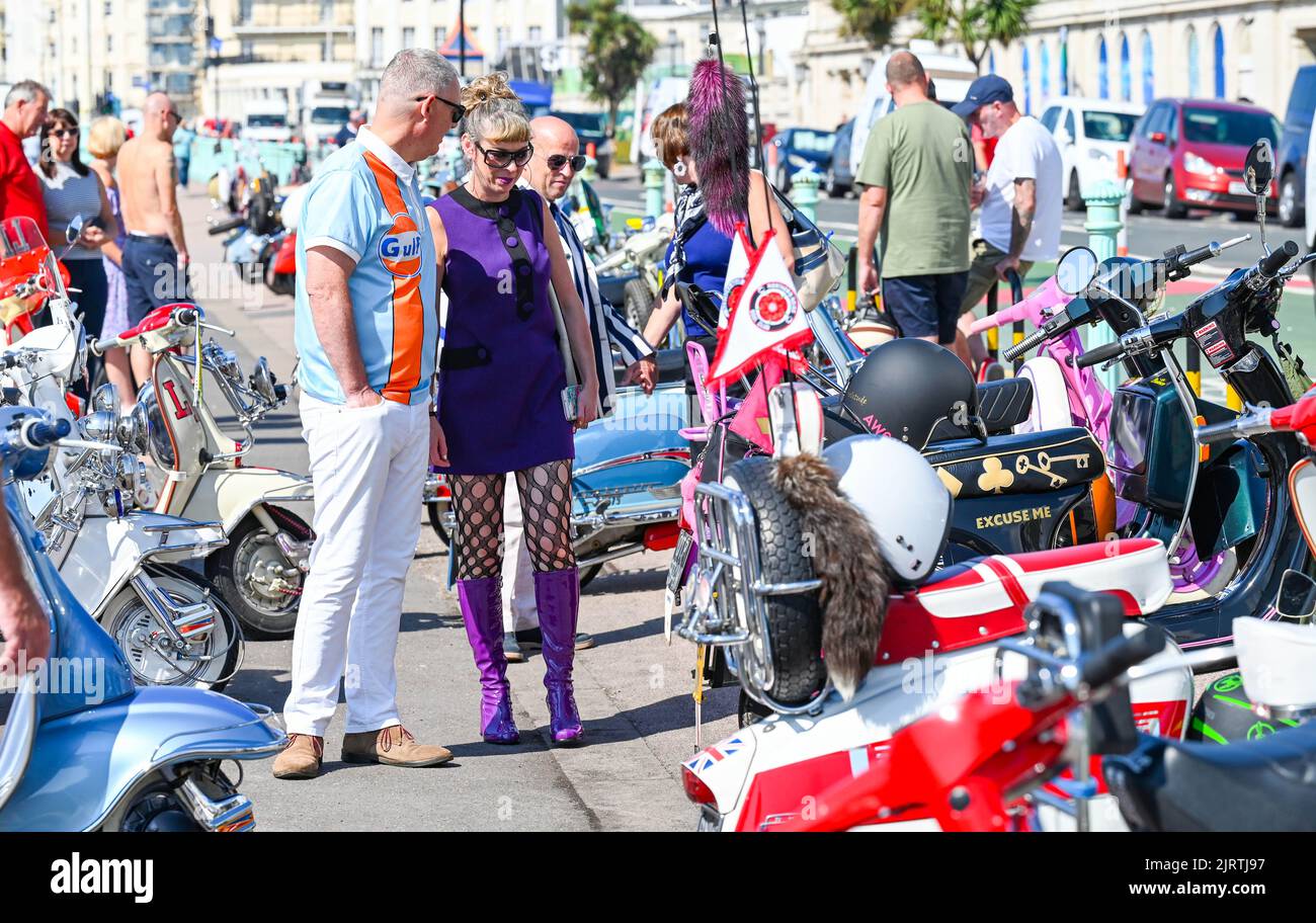 Brighton UK 26th agosto 2022 - i Mods iniziano ad arrivare a Brighton in una bella giornata di sole per il loro evento annuale del Mod Weekend che si svolge in questo prossimo fine settimana di agosto Bank Holiday : Credit Simon Dack / Alamy Live News Foto Stock Brighton UK 26th agosto 2022 - i Mods iniziano ad arrivare a Brighton in una bella giornata di sole per il loro evento annuale del Mod Weekend che si svolge in questo prossimo fine settimana di agosto Bank Holiday : Credit Simon Dack / Alamy Live News Foto Stock