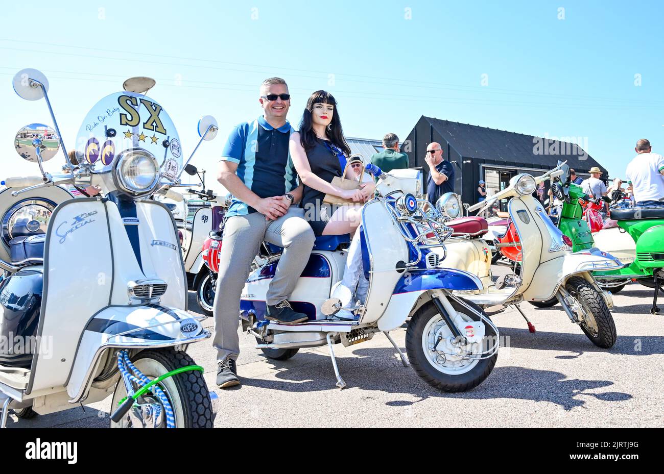 Brighton UK 26th agosto 2022 - i Mods iniziano ad arrivare a Brighton in una bella giornata di sole per il loro evento annuale del Mod Weekend che si svolge in questo prossimo fine settimana di agosto Bank Holiday : Credit Simon Dack / Alamy Live News Foto Stock Brighton UK 26th agosto 2022 - i Mods iniziano ad arrivare a Brighton in una bella giornata di sole per il loro evento annuale del Mod Weekend che si svolge in questo prossimo fine settimana di agosto Bank Holiday : Credit Simon Dack / Alamy Live News Foto Stock