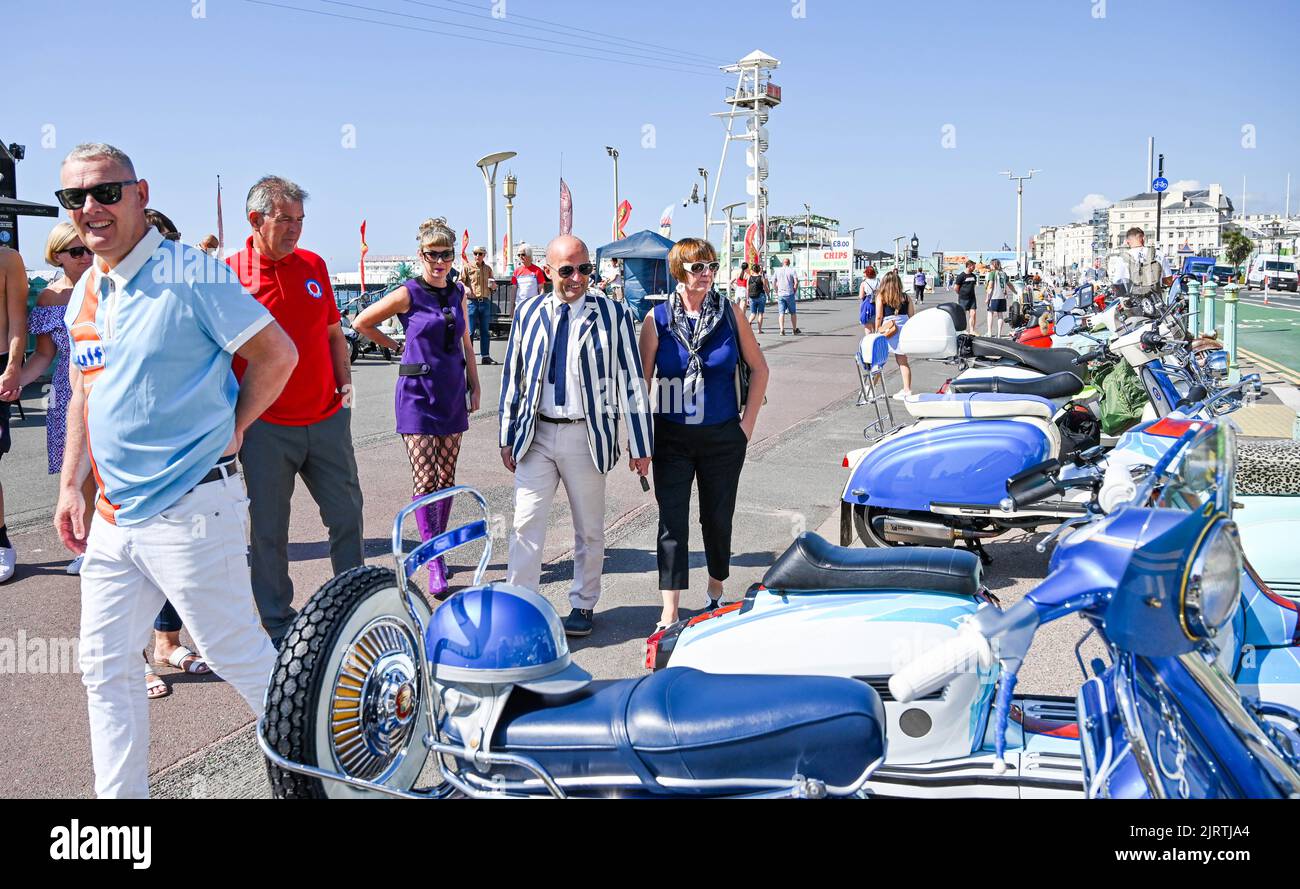 Brighton UK 26th agosto 2022 - i Mods iniziano ad arrivare a Brighton in una bella giornata di sole per il loro evento annuale del Mod Weekend che si svolge in questo prossimo fine settimana di agosto Bank Holiday : Credit Simon Dack / Alamy Live News Foto Stock Brighton UK 26th agosto 2022 - i Mods iniziano ad arrivare a Brighton in una bella giornata di sole per il loro evento annuale del Mod Weekend che si svolge in questo prossimo fine settimana di agosto Bank Holiday : Credit Simon Dack / Alamy Live News Foto Stock