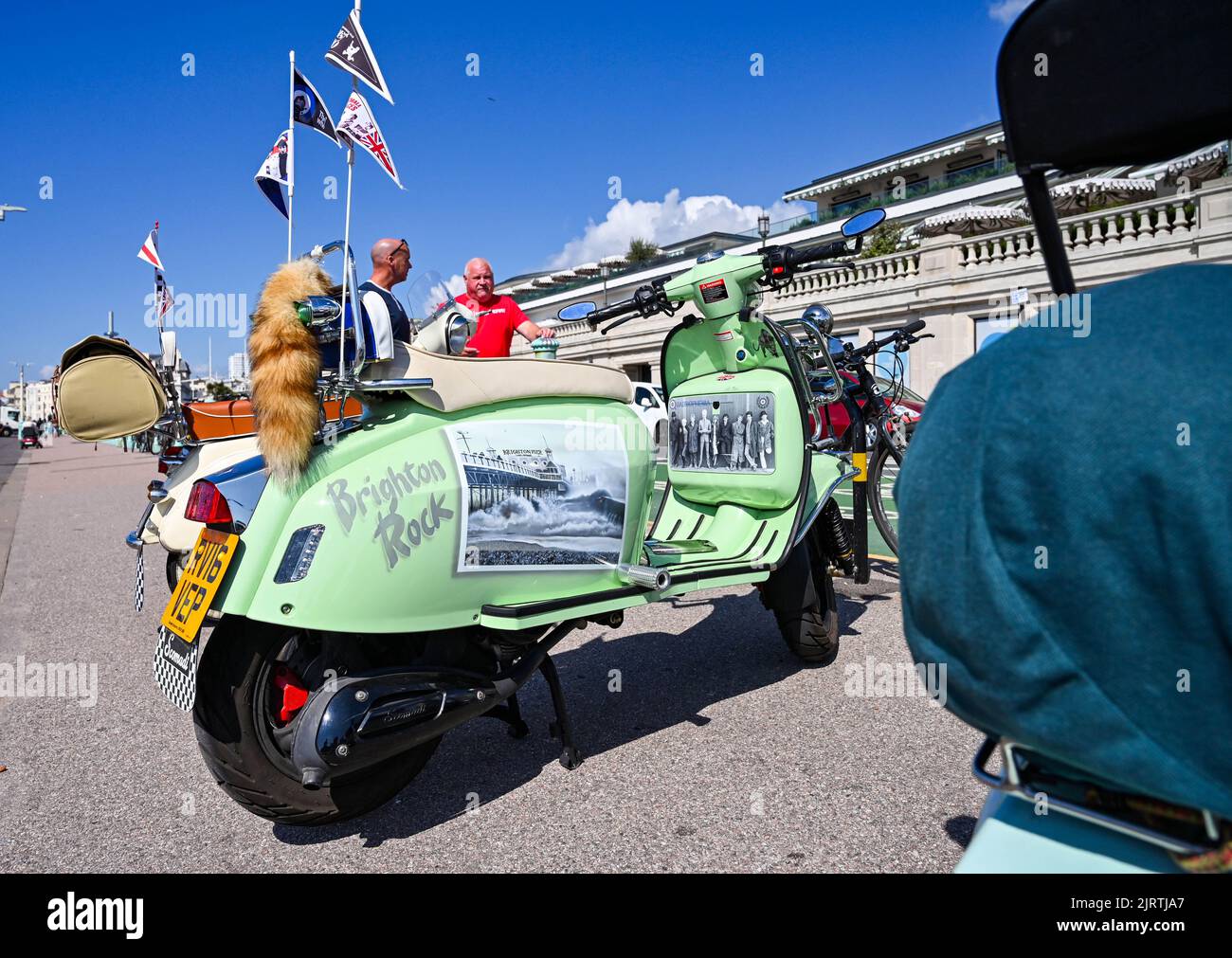 Brighton UK 26th agosto 2022 - i Mods iniziano ad arrivare a Brighton in una bella giornata di sole per il loro evento annuale del Mod Weekend che si svolge in questo prossimo fine settimana di agosto Bank Holiday : Credit Simon Dack / Alamy Live News Foto Stock Brighton UK 26th agosto 2022 - i Mods iniziano ad arrivare a Brighton in una bella giornata di sole per il loro evento annuale del Mod Weekend che si svolge in questo prossimo fine settimana di agosto Bank Holiday : Credit Simon Dack / Alamy Live News Foto Stock