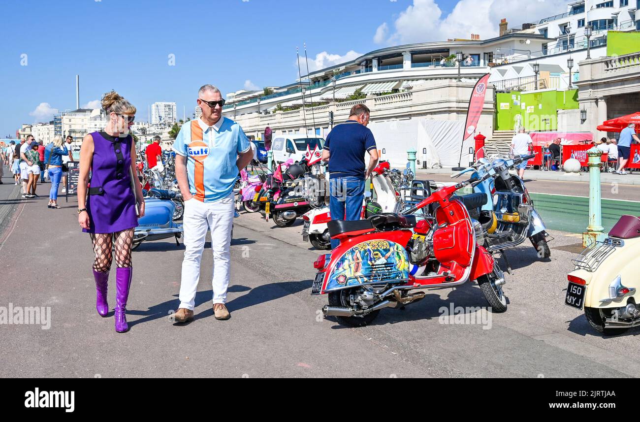 Brighton UK 26th agosto 2022 - i Mods iniziano ad arrivare a Brighton in una bella giornata di sole per il loro evento annuale del Mod Weekend che si svolge in questo prossimo fine settimana di agosto Bank Holiday : Credit Simon Dack / Alamy Live News Foto Stock Brighton UK 26th agosto 2022 - i Mods iniziano ad arrivare a Brighton in una bella giornata di sole per il loro evento annuale del Mod Weekend che si svolge in questo prossimo fine settimana di agosto Bank Holiday : Credit Simon Dack / Alamy Live News Foto Stock