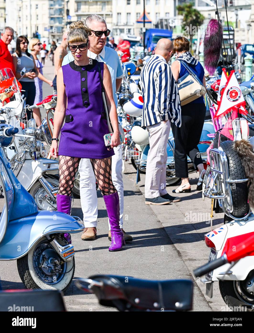 Brighton UK 26th agosto 2022 - i Mods iniziano ad arrivare a Brighton in una bella giornata di sole per il loro evento annuale del Mod Weekend che si svolge in questo prossimo fine settimana di agosto Bank Holiday : Credit Simon Dack / Alamy Live News Foto Stock Brighton UK 26th agosto 2022 - i Mods iniziano ad arrivare a Brighton in una bella giornata di sole per il loro evento annuale del Mod Weekend che si svolge in questo prossimo fine settimana di agosto Bank Holiday : Credit Simon Dack / Alamy Live News Foto Stock