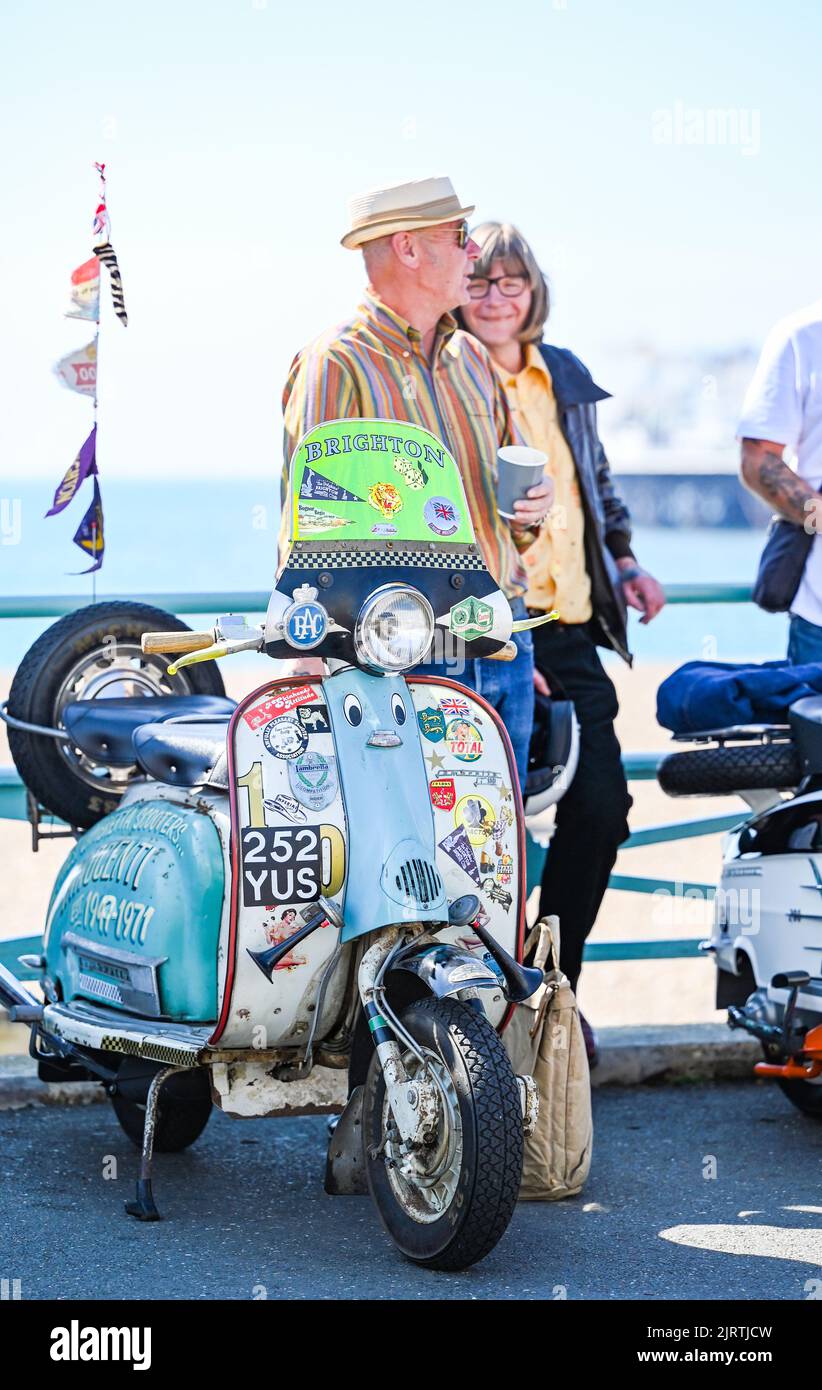 Brighton UK 26th agosto 2022 - i Mods iniziano ad arrivare a Brighton in una bella giornata di sole per il loro evento annuale del Mod Weekend che si svolge in questo prossimo fine settimana di agosto Bank Holiday : Credit Simon Dack / Alamy Live News Foto Stock Brighton UK 26th agosto 2022 - i Mods iniziano ad arrivare a Brighton in una bella giornata di sole per il loro evento annuale del Mod Weekend che si svolge in questo prossimo fine settimana di agosto Bank Holiday : Credit Simon Dack / Alamy Live News Foto Stock