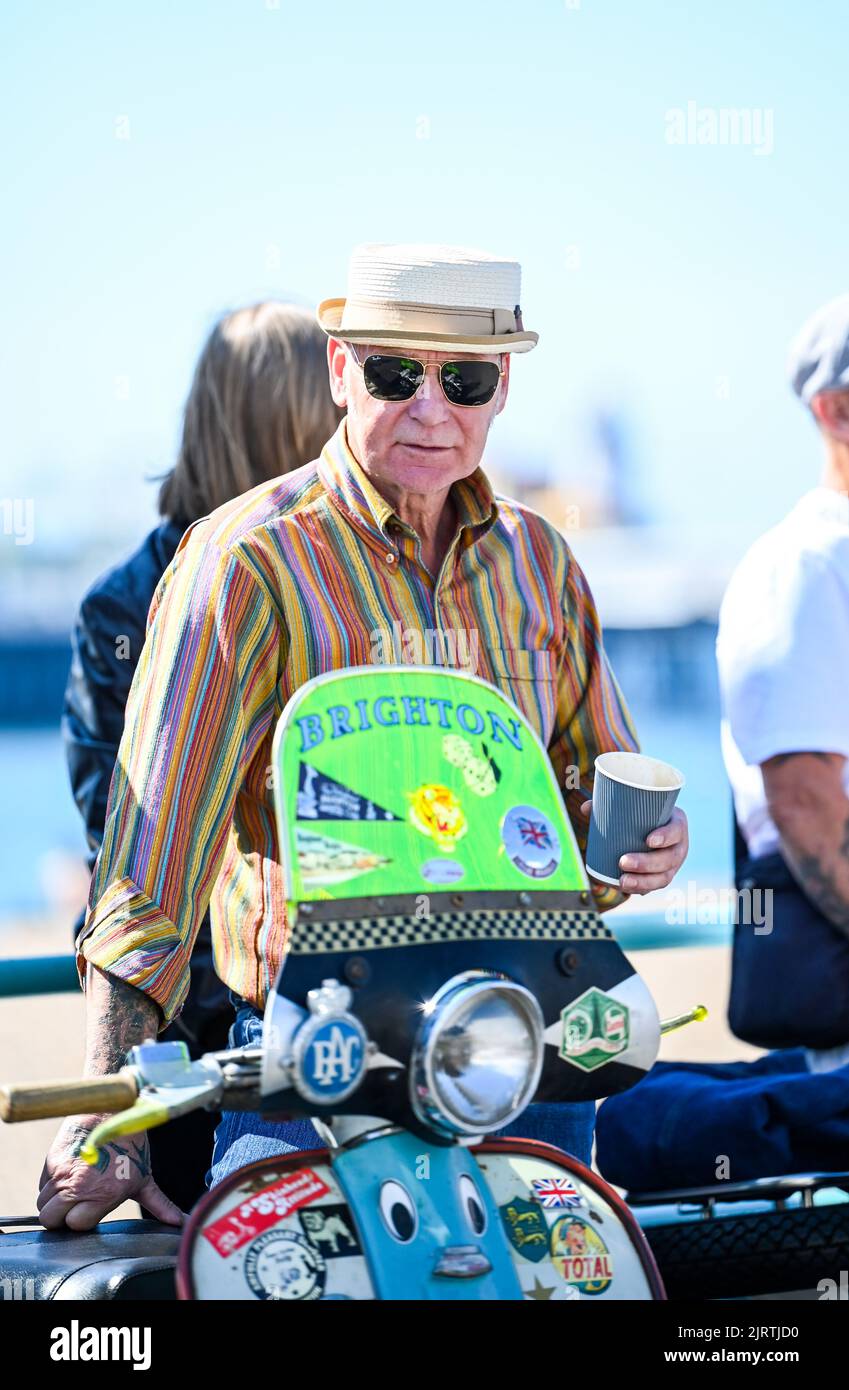 Brighton UK 26th agosto 2022 - i Mods iniziano ad arrivare a Brighton in una bella giornata di sole per il loro evento annuale del Mod Weekend che si svolge in questo prossimo fine settimana di agosto Bank Holiday : Credit Simon Dack / Alamy Live News Foto Stock Brighton UK 26th agosto 2022 - i Mods iniziano ad arrivare a Brighton in una bella giornata di sole per il loro evento annuale del Mod Weekend che si svolge in questo prossimo fine settimana di agosto Bank Holiday : Credit Simon Dack / Alamy Live News Foto Stock