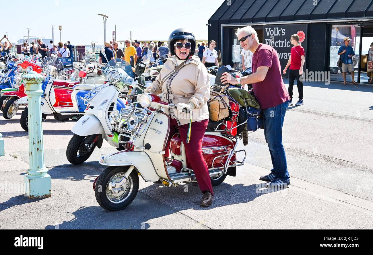 Brighton UK 26th agosto 2022 - i Mods iniziano ad arrivare a Brighton in una bella giornata di sole per il loro evento annuale del Mod Weekend che si svolge in questo prossimo fine settimana di agosto Bank Holiday : Credit Simon Dack / Alamy Live News Foto Stock Brighton UK 26th agosto 2022 - i Mods iniziano ad arrivare a Brighton in una bella giornata di sole per il loro evento annuale del Mod Weekend che si svolge in questo prossimo fine settimana di agosto Bank Holiday : Credit Simon Dack / Alamy Live News Foto Stock
