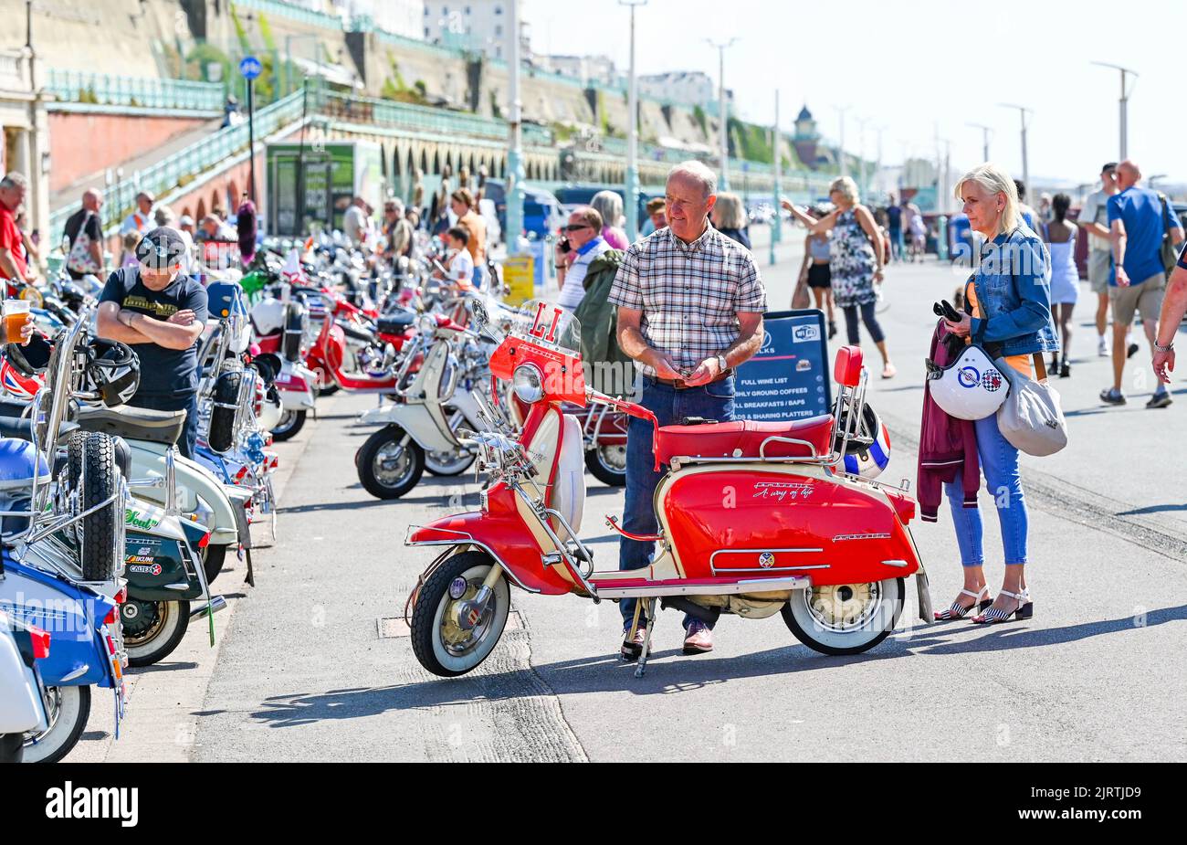 Brighton UK 26th agosto 2022 - i Mods iniziano ad arrivare a Brighton in una bella giornata di sole per il loro evento annuale del Mod Weekend che si svolge in questo prossimo fine settimana di agosto Bank Holiday : Credit Simon Dack / Alamy Live News Foto Stock Brighton UK 26th agosto 2022 - i Mods iniziano ad arrivare a Brighton in una bella giornata di sole per il loro evento annuale del Mod Weekend che si svolge in questo prossimo fine settimana di agosto Bank Holiday : Credit Simon Dack / Alamy Live News Foto Stock