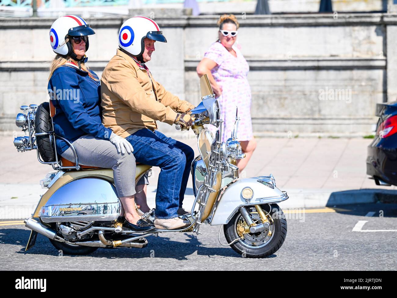 Brighton UK 26th agosto 2022 - i Mods iniziano ad arrivare a Brighton in una bella giornata di sole per il loro evento annuale del Mod Weekend che si svolge in questo prossimo fine settimana di agosto Bank Holiday : Credit Simon Dack / Alamy Live News Foto Stock Brighton UK 26th agosto 2022 - i Mods iniziano ad arrivare a Brighton in una bella giornata di sole per il loro evento annuale del Mod Weekend che si svolge in questo prossimo fine settimana di agosto Bank Holiday : Credit Simon Dack / Alamy Live News Foto Stock