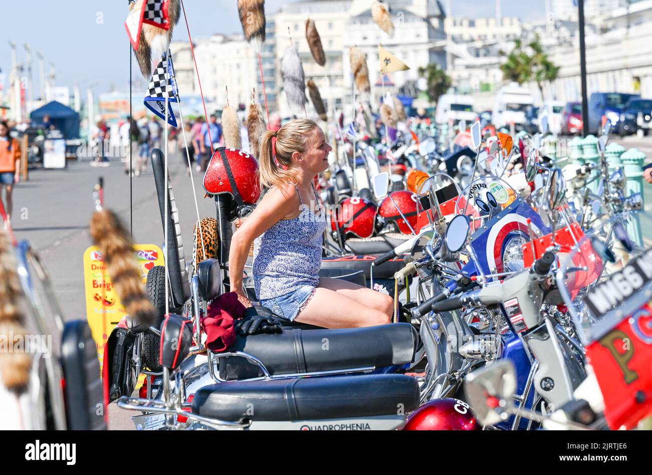 Brighton UK 26th agosto 2022 - i Mods iniziano ad arrivare a Brighton in una bella giornata di sole per il loro evento annuale del Mod Weekend che si svolge in questo prossimo fine settimana di agosto Bank Holiday : Credit Simon Dack / Alamy Live News Foto Stock Brighton UK 26th agosto 2022 - i Mods iniziano ad arrivare a Brighton in una bella giornata di sole per il loro evento annuale del Mod Weekend che si svolge in questo prossimo fine settimana di agosto Bank Holiday : Credit Simon Dack / Alamy Live News Foto Stock