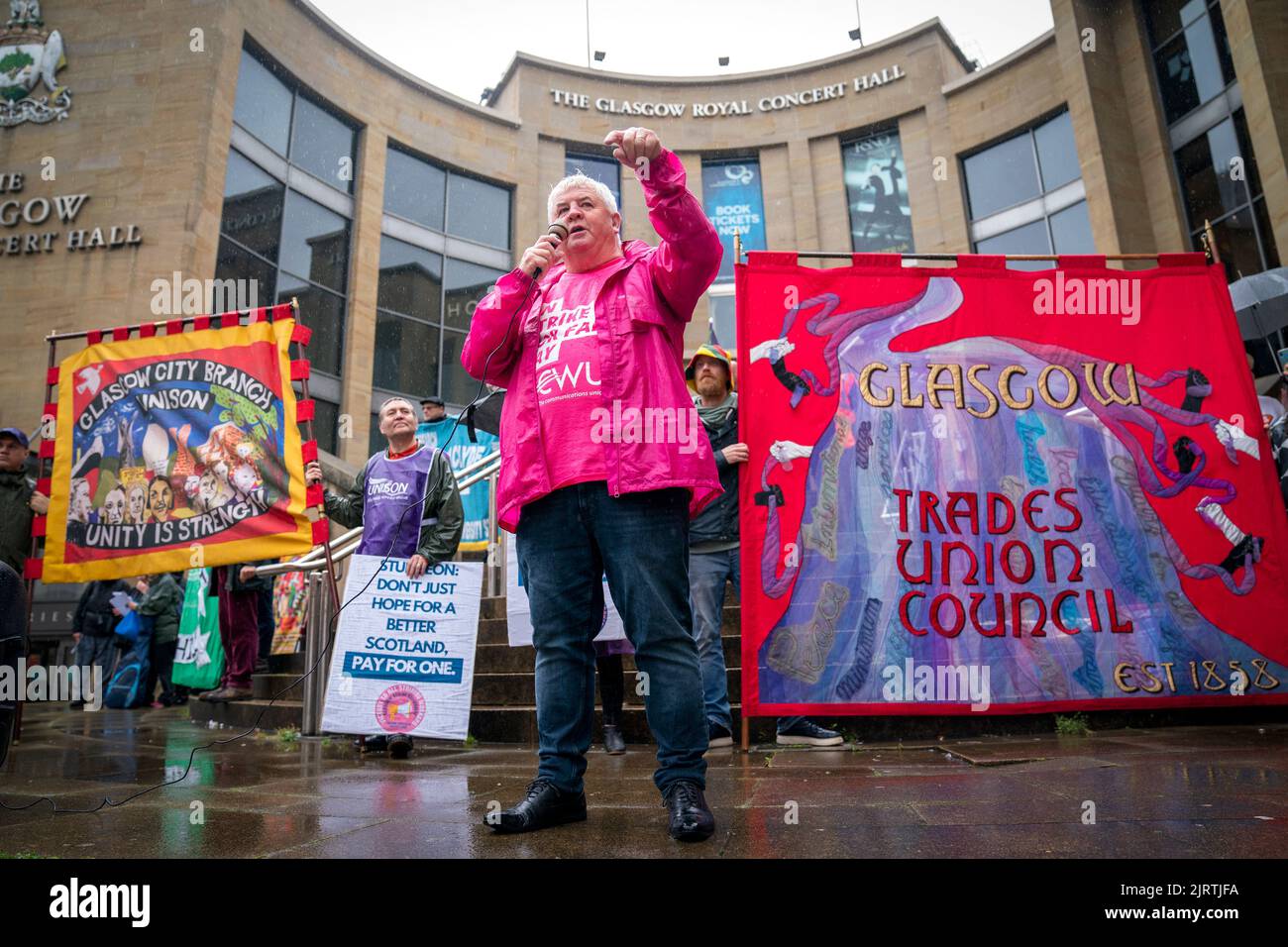 Hugh Gaffney, del CWU (Communications Workers Union), parla a un sindacato di protesta a pagamento su Buchanan Street, Glasgow. Data immagine: Venerdì 26 agosto 2022. Foto Stock