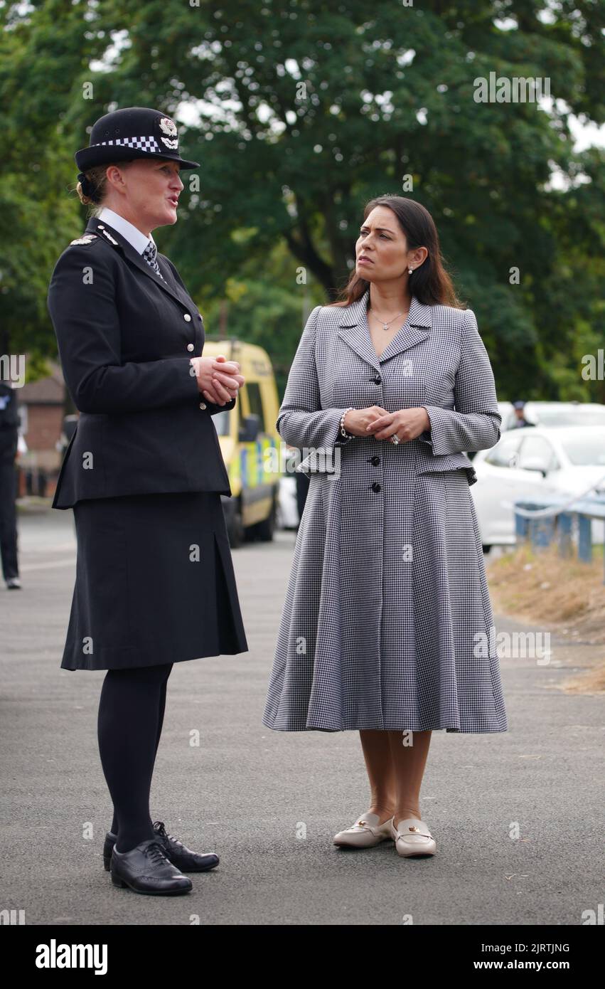 Il segretario di casa Priti Patel (a destra) visita la scena a Kingsheath Avenue, Knotty Ash, Liverpool, dove il nove anni Olivia Pratt-Korbel è stato ucciso il lunedì sera. Data immagine: Venerdì 26 agosto 2022. Foto Stock