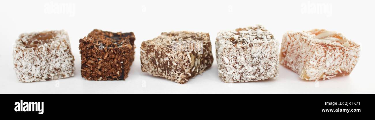 Delizie turche tradizionali con cocco su terra di pane bianco isolato. Lokum Rahat con fiocchi di cocco e cioccolato Foto Stock
