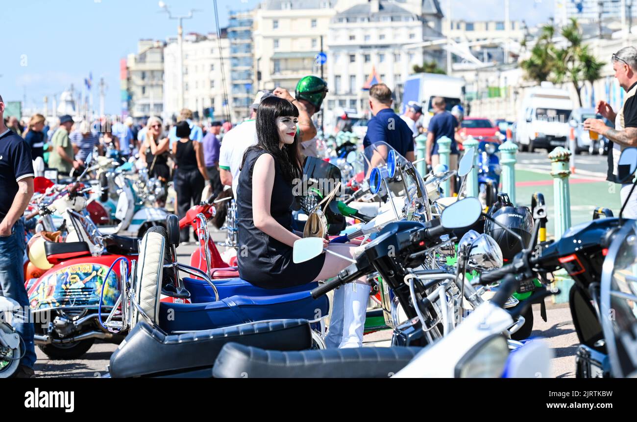 Brighton UK 26th agosto 2022 - i Mods iniziano ad arrivare a Brighton in una bella giornata di sole per il loro evento annuale del Mod Weekend che si svolge in questo prossimo fine settimana di agosto Bank Holiday : Credit Simon Dack / Alamy Live News Foto Stock Brighton UK 26th agosto 2022 - i Mods iniziano ad arrivare a Brighton in una bella giornata di sole per il loro evento annuale del Mod Weekend che si svolge in questo prossimo fine settimana di agosto Bank Holiday : Credit Simon Dack / Alamy Live News Foto Stock