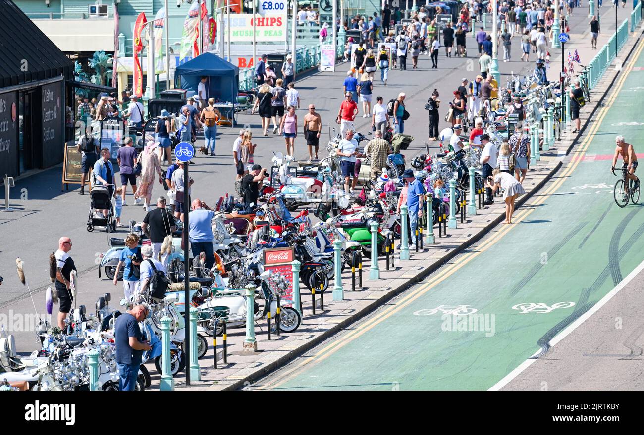 Brighton UK 26th agosto 2022 - i Mods iniziano ad arrivare a Brighton in una bella giornata di sole per il loro evento annuale del Mod Weekend che si svolge in questo prossimo fine settimana di agosto Bank Holiday : Credit Simon Dack / Alamy Live News Foto Stock Brighton UK 26th agosto 2022 - i Mods iniziano ad arrivare a Brighton in una bella giornata di sole per il loro evento annuale del Mod Weekend che si svolge in questo prossimo fine settimana di agosto Bank Holiday : Credit Simon Dack / Alamy Live News Foto Stock