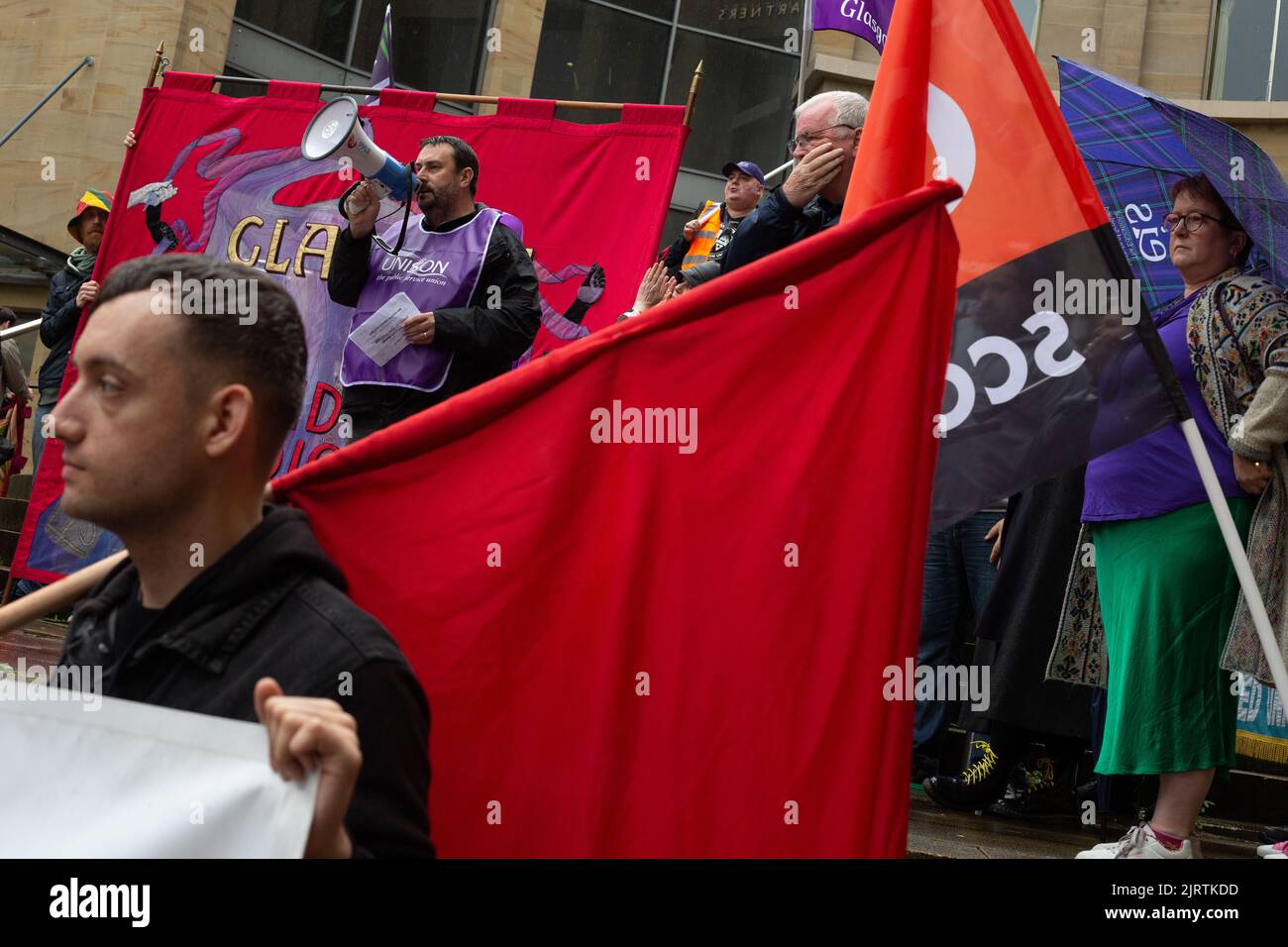 Glasgow, Regno Unito, 26 ago 2022. Manifestazioni di massa e proteste salariali tenute da membri sindacali, tra cui membri di GMB, EIS, RMT e altri, a sostegno di lavoratori in sciopero in molti settori commerciali, a Glasgow, Scozia, il 26 agosto 2022. Photo credit: Jeremy Sutton-Hibbert/ Alamy Live News. Foto Stock