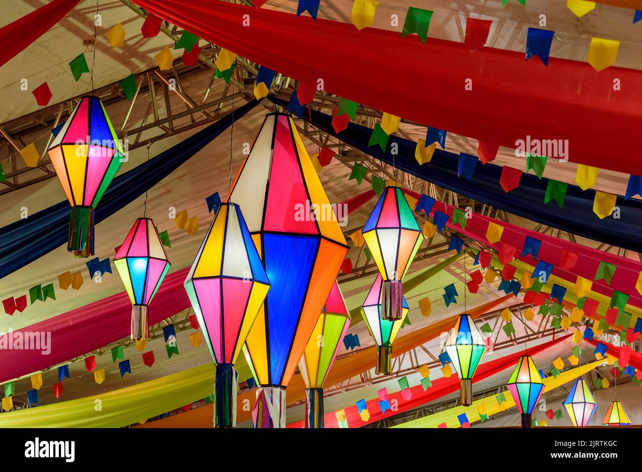 Bandiere colorate e palloncino decorativo per la festa di San Giovanni, che si svolge nel mese di giugno nel nord-est del Brasile. Foto Stock